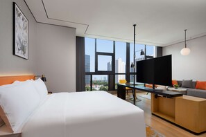 デラックス ルーム キングベッド 1 台 | 羽毛の掛け布団、セレクト コンフォート製ベッド、セーフティボックス (室内)、客室ごとに異なる装飾