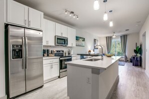 Fridge, microwave, oven, stovetop - Luxurious Riverwalk Hotel Apt Pets Free Parking (San Antonio)