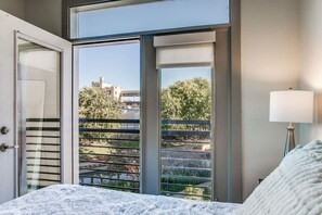 Desk, iron/ironing board, travel cot, WiFi - Luxurious Riverwalk Hotel Apt Pets Free Parking (San Antonio)