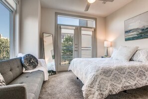 Bureau, fer et planche à repasser, lit parapluie, Wi-Fi