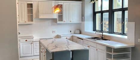 Cookware/dishes/utensils, dining tables