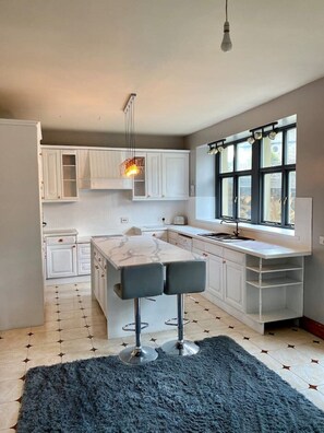 Cookware/dishes/utensils, dining tables