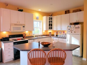 Kylskåp, mikrovågsugn, diskmaskin och kaffe- och tebryggare