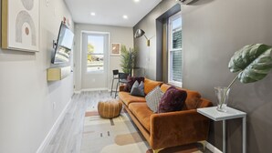 Una sala de estar moderna con un sofá, una mesa de centro y una planta.