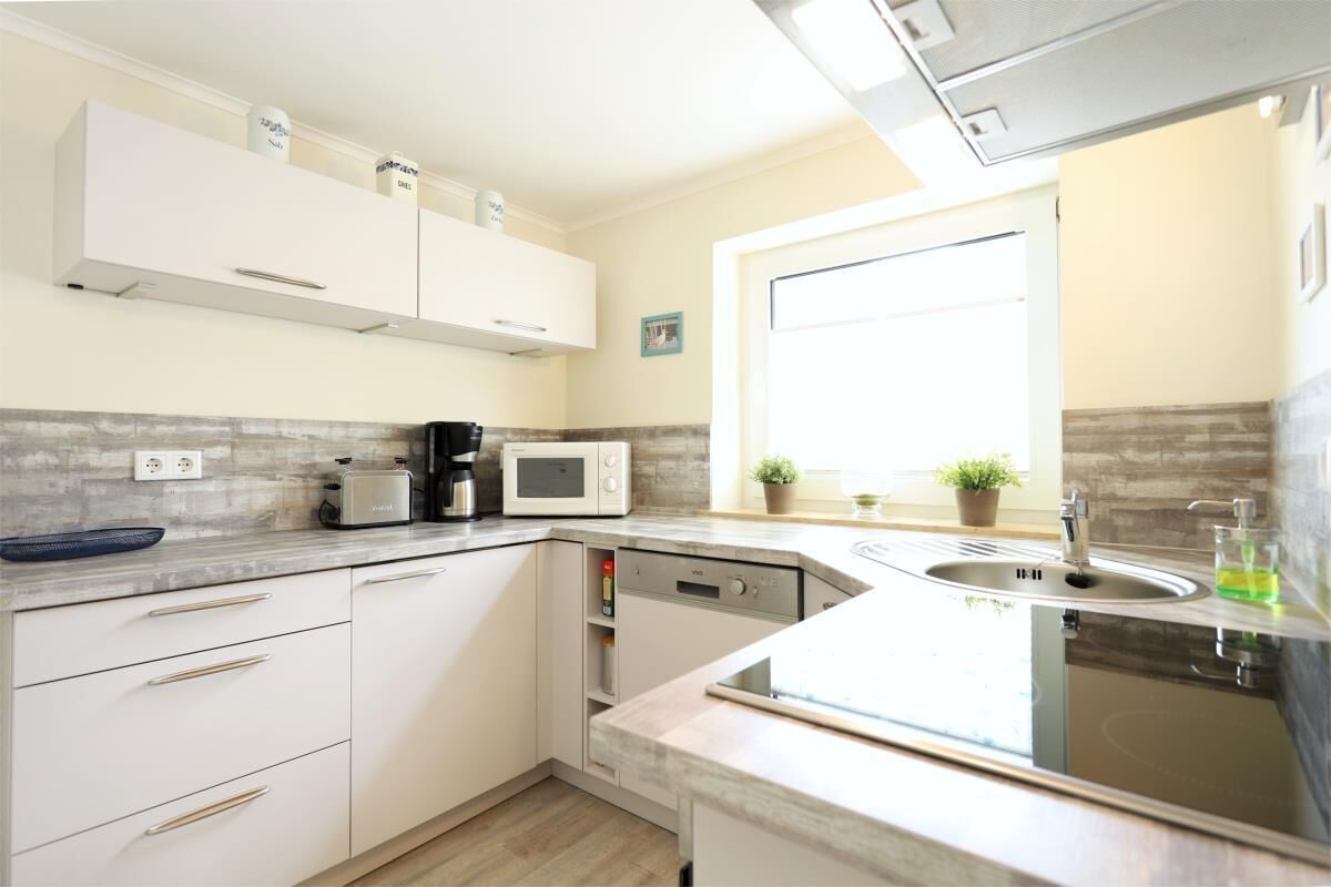 Mikrowelle, Geschirrspüler, Wasserkocher mit Kaffee-/Teezubehör, Toaster