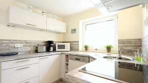 Wasserkocher mit Kaffee-/Teezubehör, Mikrowelle, Geschirrspüler, Toaster