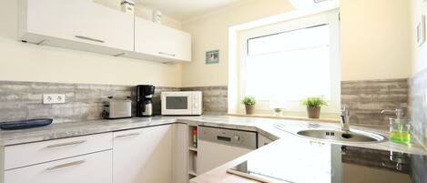 Micro-ondas, lava-louças, cafeteira/chaleira, torradeira