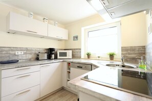 Microwave, dishwasher, coffee/tea maker, toaster - Vacation apartment Sonnenschein (Rostock)