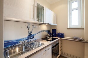 Geschirrspüler, Wasserkocher mit Kaffee-/Teezubehör, Toaster, Hochstuhl