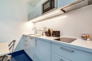Fridge, microwave, oven, stovetop - Modern & colourful 3BD for 9 guests in Le Marais! (Paris)