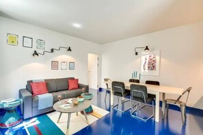 Interior - Modern & colourful 3BD for 9 guests in Le Marais! (Paris)