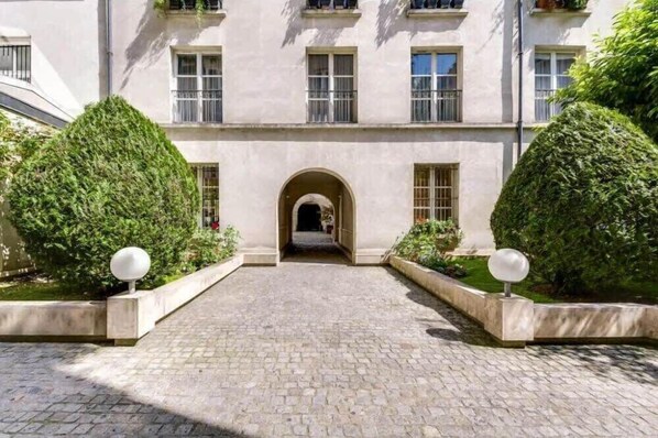 Property grounds - Modern and huge 3BD for 11 guests in Le Marais! (Paris)