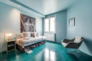 Interior - Modern and bright 2BD for 11 guests in Le Marais! (Paris)