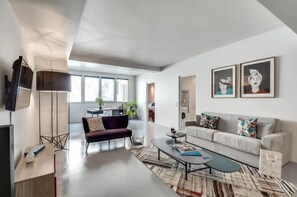 TV, offices - Modern and bright 2BD for 11 guests in Le Marais! (Paris)