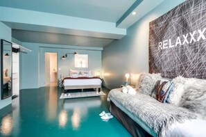 2 bedrooms, desk, iron/ironing board, WiFi - Modern and bright 2BD for 11 guests in Le Marais! (Paris)