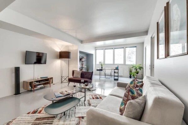 TV, offices - Modern and bright 2BD for 11 guests in Le Marais! (Paris)