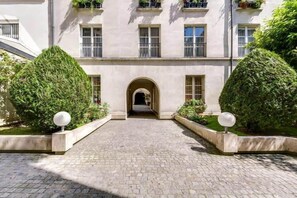 Property grounds - Modern and bright 2BD for 11 guests in Le Marais! (Paris)