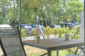 Outdoor dining - Parkhouse C0 - Modern 1-bedroom apartment with south facing garden (De Haan)