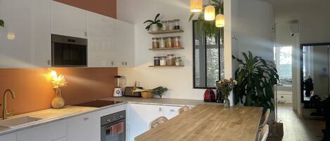 冷蔵庫、電子レンジ、オーブン、コンロ