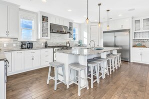 Kühlschrank, Mikrowelle, Ofen, Geschirrspüler