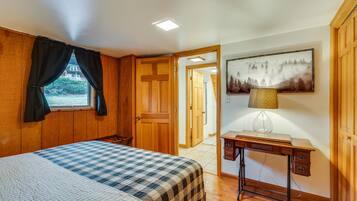 3 slaapkamers, een bureau, een strijkplank/strijkijzer, reisbedje