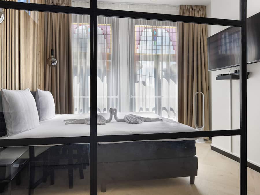 Espacio para trabajar con laptop, cortinas blackout y wifi gratis