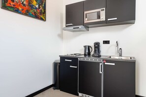 デラックス スタジオ | 専用キッチン | 大型冷蔵庫、冷凍庫、ダイニングテーブル