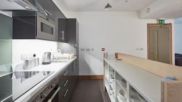 Een koelkast, een microgolfoven, een oven, een kookplaat