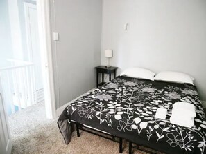 Room | Free WiFi - Clover2900 Apartment & Rooms in S Philly (Philadelphia)