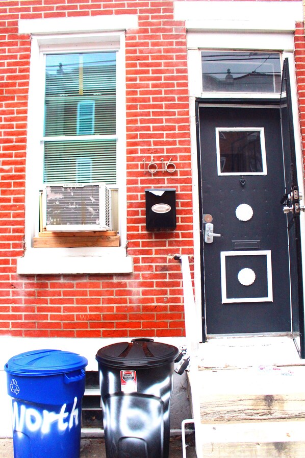 Exterior - Clover2900 Apartment & Rooms in S Philly (Philadelphia)