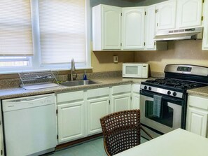 Shared kitchen - Clover2900 Apartment & Rooms in S Philly (Philadelphia)