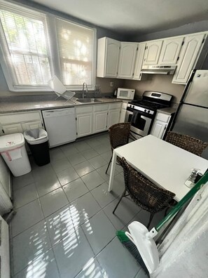 Shared kitchen - Clover2900 Apartment & Rooms in S Philly (Philadelphia)