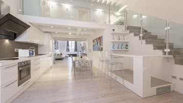 Luxury Apartment | Private kitchen | Full-sized fridge, microwave, oven, dishwasher