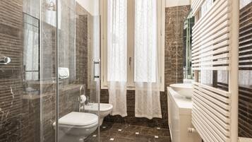 Luxe appartement | Badkamer | Een douche, een bidet, handdoeken