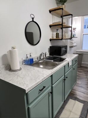 Fridge, microwave, oven, stovetop - Charming home next to hospital (Sandusky)