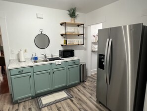 Refrigerador, microondas, horno y parrilla de estufa 