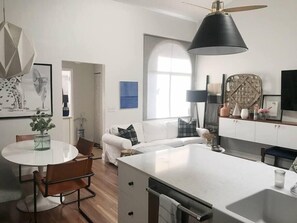 TV - Peaceful, modern, renovated, close to everything! (Gainesville)