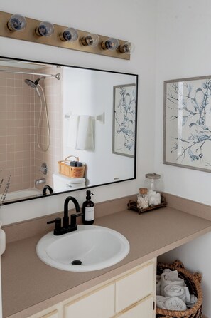 シャワー、ヘアドライヤー、タオル、石鹸