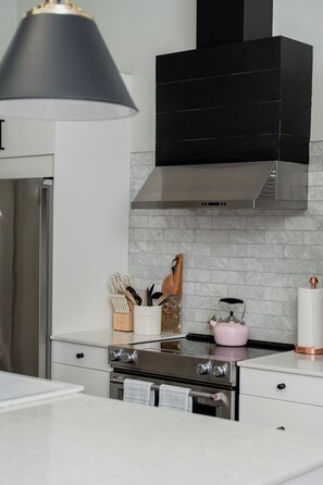 Fridge, microwave, oven, stovetop - Peaceful, modern, renovated, close to everything! (Gainesville)