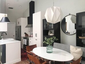 Fridge, microwave, oven, stovetop - Peaceful, modern, renovated, close to everything! (Gainesville)