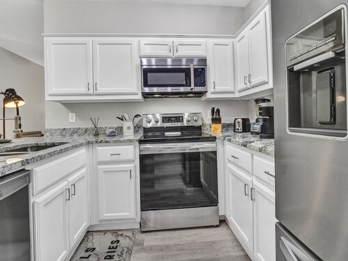 2 bed/2bath near Love Field & Medical District (a)