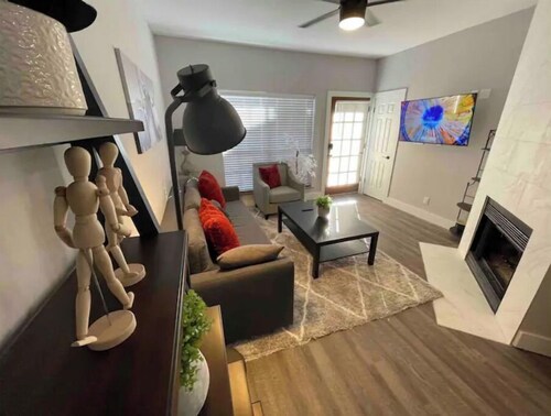 2 bed/2bath by Love Field & Medical Center (c)