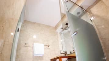 Basic Double Room, 1 Double Bed, Ensuite | Bathroom | Shower, towels, soap, shampoo