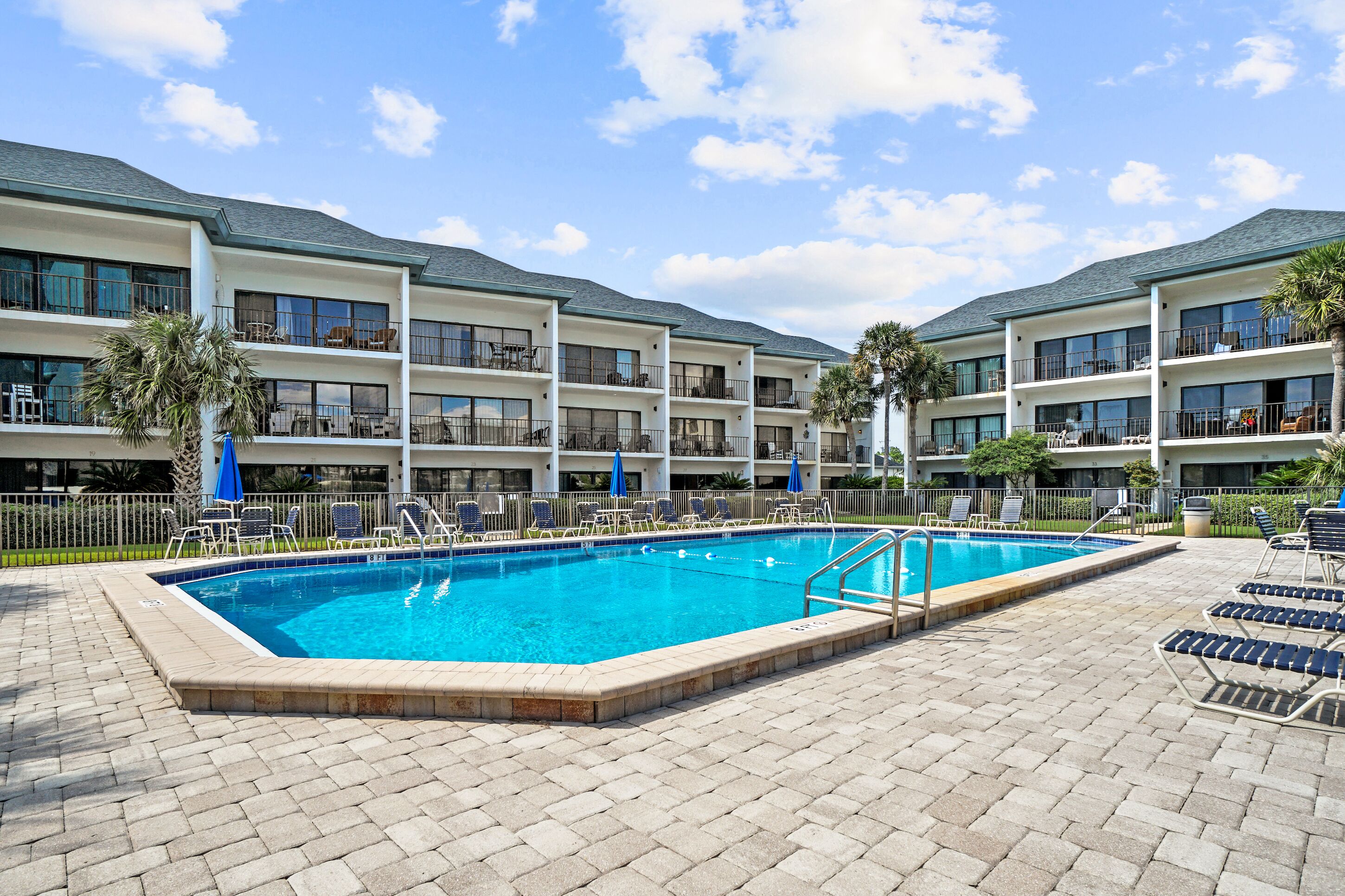 季节性开放的室外游泳池，池畔遮阳伞，日光浴躺椅