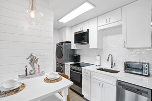 Refrigerador con freezer, microondas, horno, placa de cocina