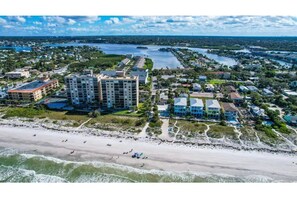 Beach nearby, sun loungers, beach towels