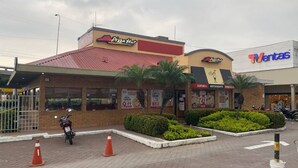Een Pizza Hut restaurant met een rood dak en een bord waarop 'Pizza Hut' en 'T.Ventas' staat.