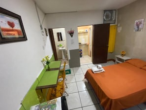 1 habitación, escritorio, wifi gratis y ropa de cama
