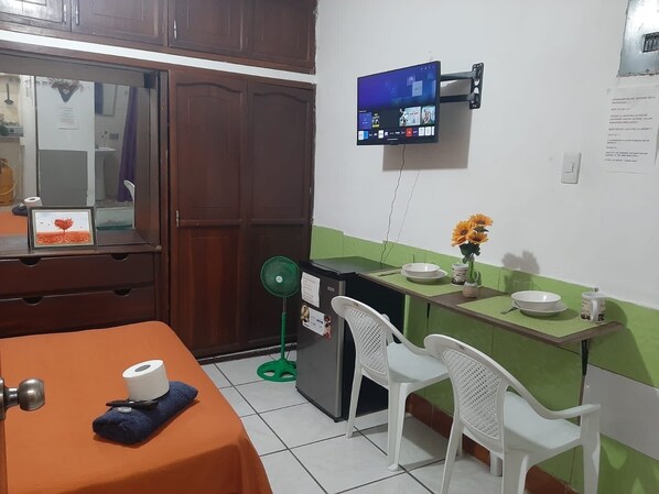 1 chambre, bureau, accès au Wi-Fi (inclus), literie fournie