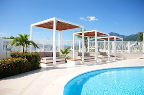 2 outdoor pools